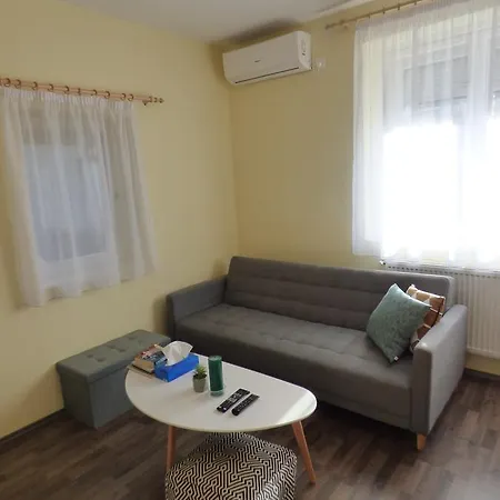 Apartament Yellow Debreţin